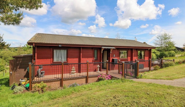 MOONLAKE LODGE, pet friendly, with a garden in Woolfardisworthy