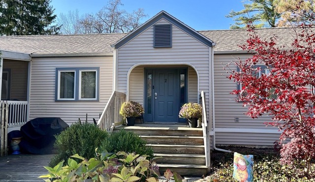 Moonlight Beach Bungalow 2 blocks to Lake Michigan beach!