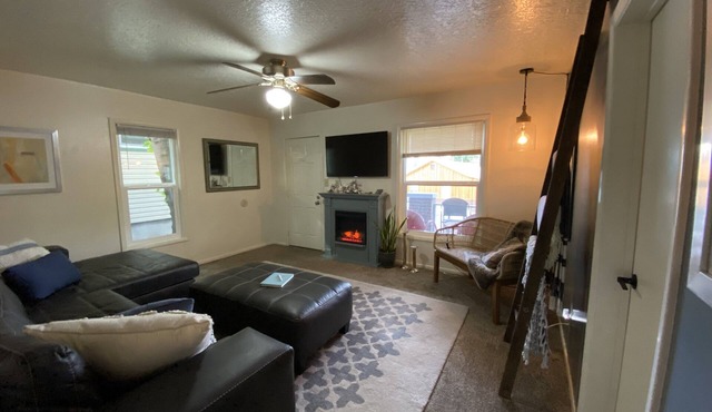 Moonlight Cottage is located on Main. Just a minutes walk to anywhere in Lava