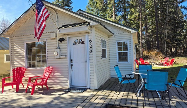 Moonlight Cottage- Camper Parking & Great Fire Pit! Walk to Lake or Town!