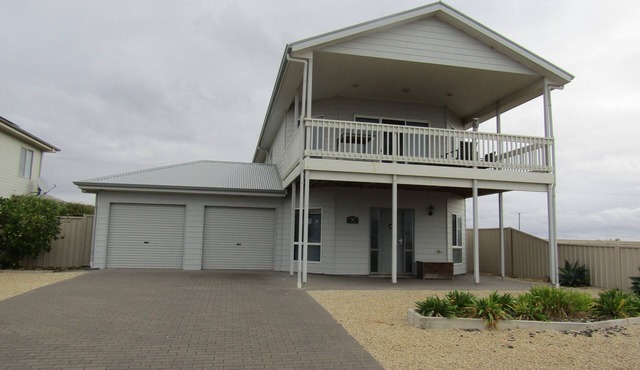 Moonlight Escape - Beautiful Holiday Home with sea views from balcony!