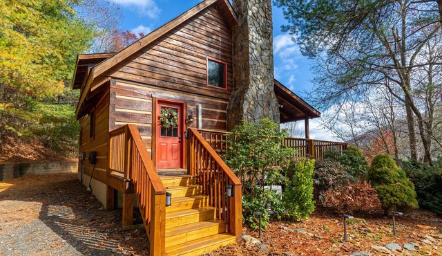 Moonlight Lodge - pet-friendly, private, hot tub, fire pit, views between Boone and W. Jefferson