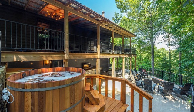 Moonlight Mountain Manor w Medicinal Cedar Hot Tub + Game Room + Yoga Studio