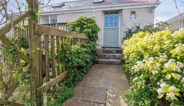 MOONLIGHT, pet friendly, with a garden in Truro