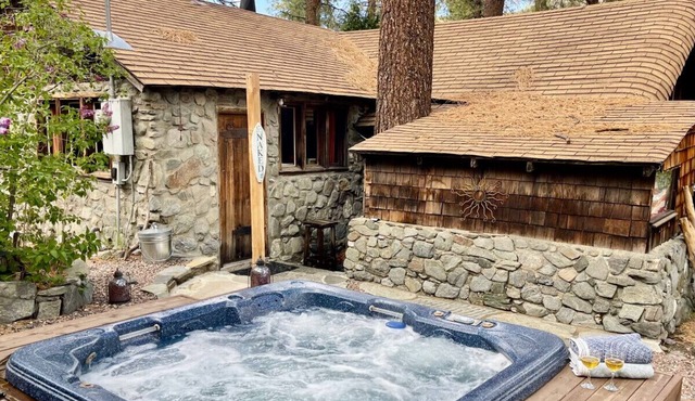 Moonlight Retreat|Hot Tub, Fireplace, Walk to Village