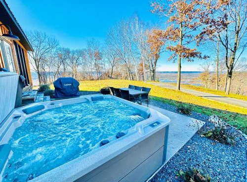 Moonlight Ridge sleeps 8 hot tub