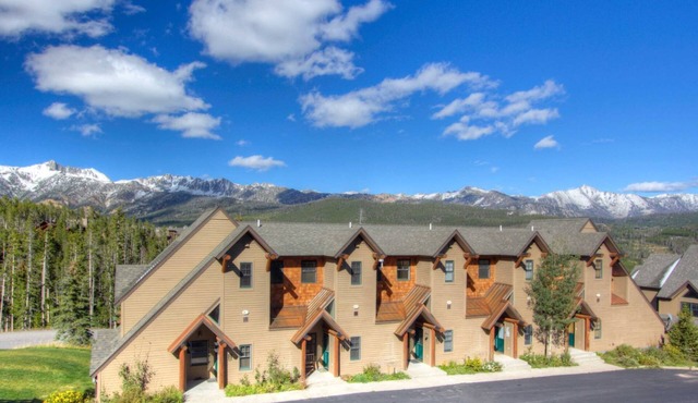 MoonlightBasin Multilevel Luxury Chalet, Hot Tub, 2 Decks, Outdoor seating,Views