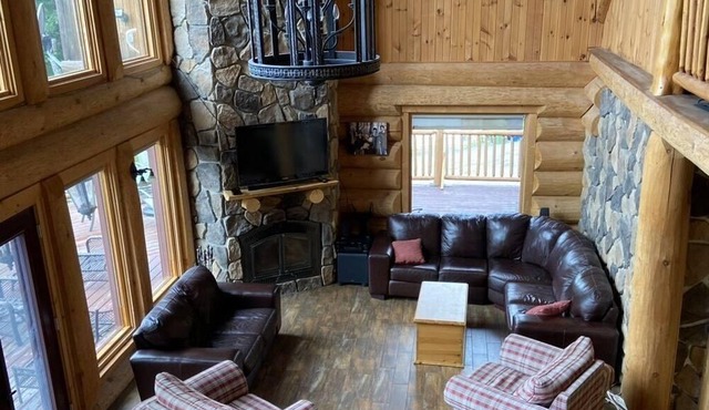 Moonlit Peak Chalet: Stunning Lakefront w/hot tub