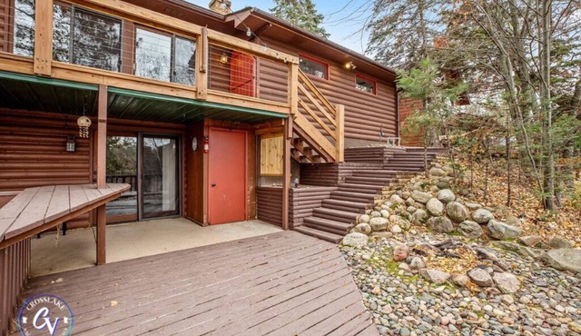 Moonlite Hideaway on Cross lake