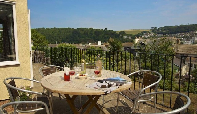 MOONRAKERS, CLARENCE STREET, pet friendly, with a garden in Dartmouth