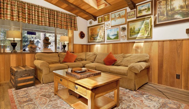 Moonridge Cottage at Bear Mountain Resort w/Hot Tub