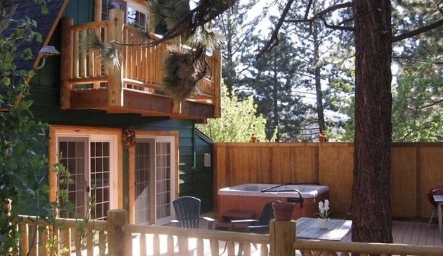 Moonridge Ozone Spa Cabin- Pets are Free! Enclosed deck, Flat parking 2026-0155