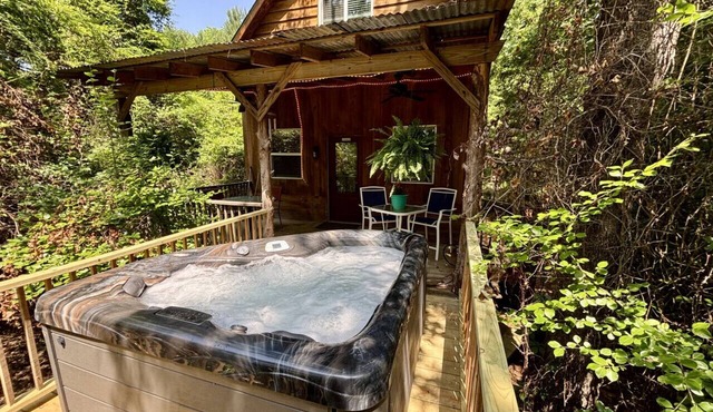 MoonRiver Romantic Lake Escape: HOT TUB & FIre Pit