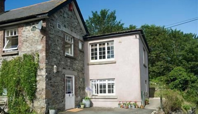 Moonsail in Cadgwith Cove- sleeps 4 guests in 2 bedrooms