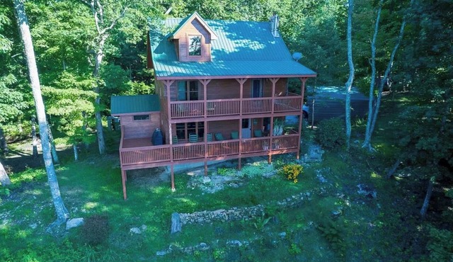 Moonshine Cabin- beautiful Mountain views and minutes to downtown