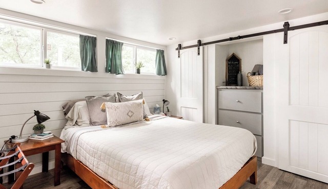 Moonshine Cottage. Free Bikes. Sweet Spring Stay
