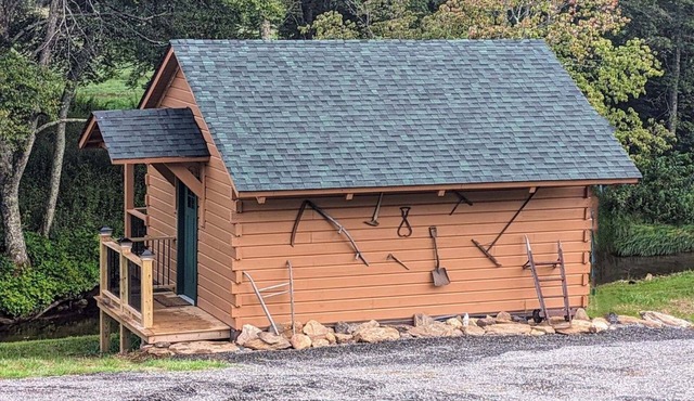 "Moonshine Mansion" Cozy tiny cabin in peaceful Fancy Gap.