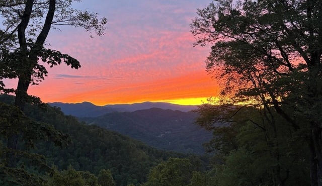 Moonshine Mtn Lodge ~ Stunning Mtn Views+Hot Tub+Gas Fire Table ~ Grill & WiFi!
