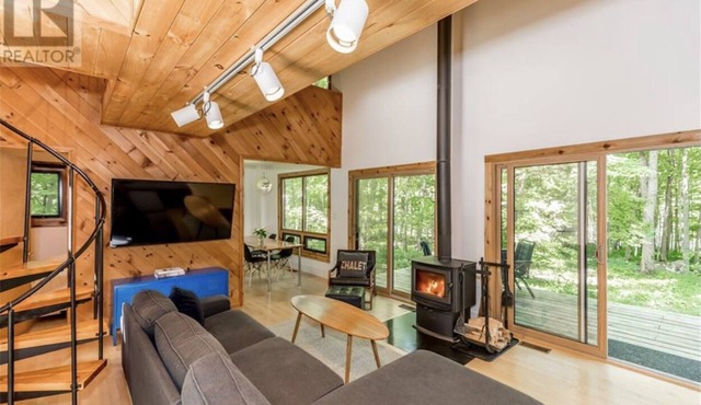 Moonstone Chalet: Your perfect city escape! With Hot tub