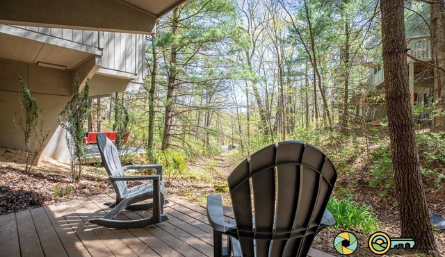 Moonstone Cottage - Perched in the trees!