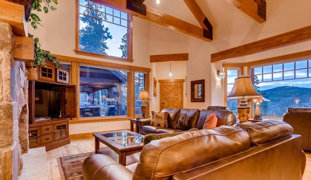 Moonstone Lodge: Beautiful Home w/ Great Views, Hot Tub & Arcade, Near Town
