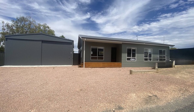 Moonta Bay Holiday Home - Modern holiday home, Free WiFi! Off peak special!