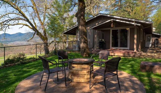 moonville retreat A little home with a winery view