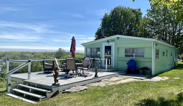 Moonwake on Mudd Bay