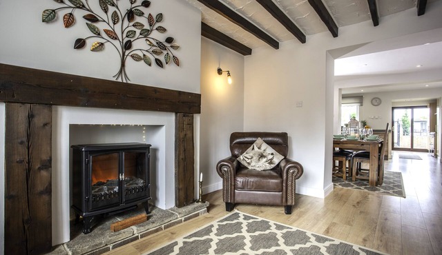 Moor Cottage- Attractive home with garden, sleeps 7 KYNREN