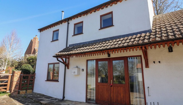 MOOR END, family friendly, character holiday cottage in Moor Monkton