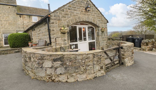 MOOR HOUSE FARM COTTAGE, romantic, with open fire in Stocksbridge