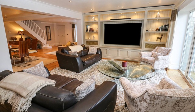 MOOR VIEW, pet friendly, luxury holiday cottage in Glossop