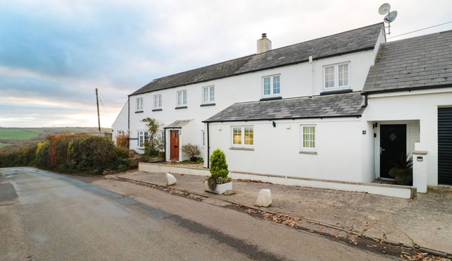 MOORCREST, romantic, character holiday cottage in Bideford