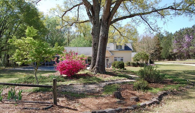 Moores Mill Lodge, with pool and 8 acres, sleeps 11