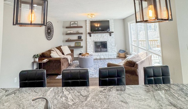 Moores Place -Wooded View-Great Location-Game Rm-by IU