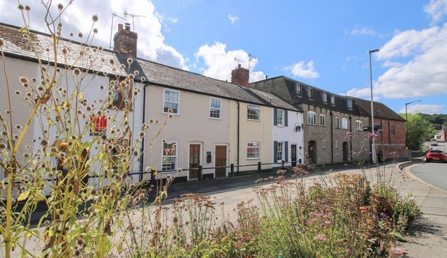 MOORHEN COTTAGE, with open fire in Ludlow
