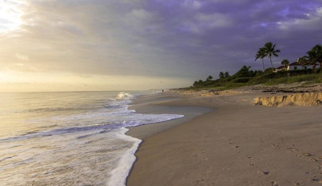 Moorings Big 2-bedroom condo in Vero Beach just One block from private beach