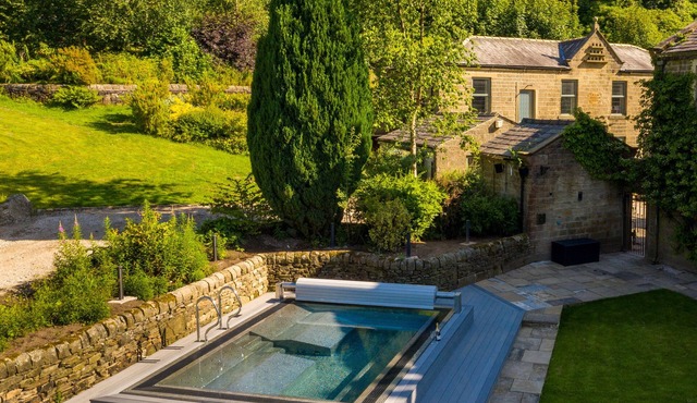 MOORLANDS MANOR, family friendly, luxury holiday cottage in Foulridge