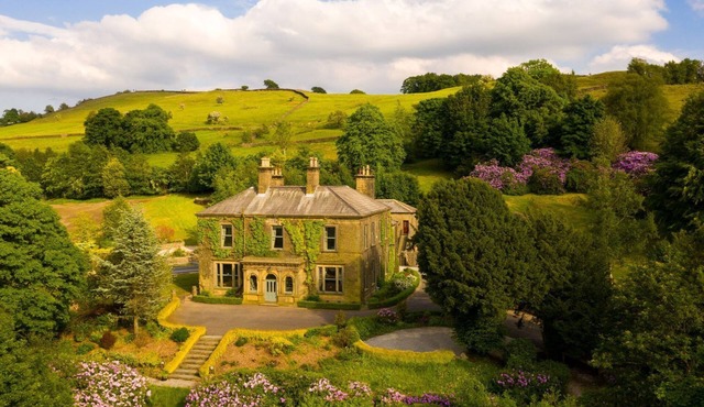 MOORLANDS MANOR, family friendly, luxury holiday cottage in Foulridge