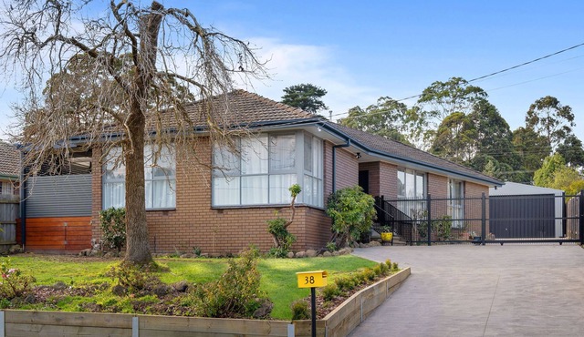 Mooroolbark Pet Friendly 4 Bedroom House