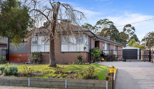 Mooroolbark Pet Friendly 4 Bedroom House - large garden, free parking