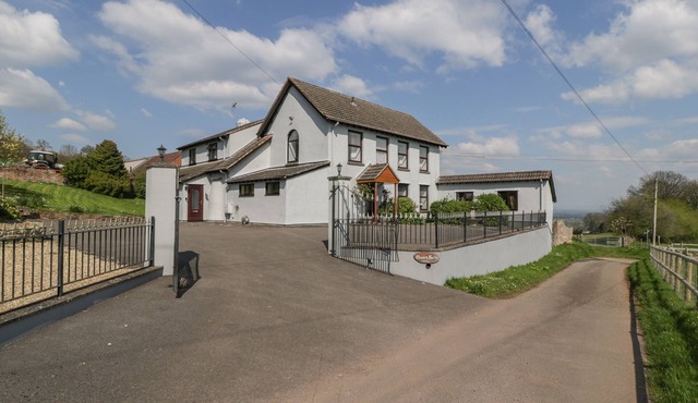 MOORS FARM, family friendly, with hot tub in Littledean