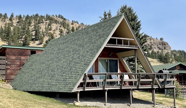 Moose Cabin sleeps 6, Fun Cabin, Majestic Mtn View, Hear Rushing River, Private