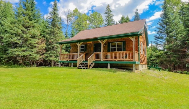 MOOSE CALL INN, Cozy 2bedroom house in Rangeley, snowmobile from the front door!