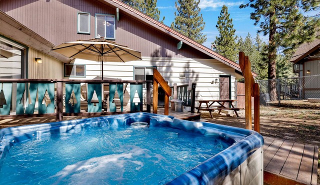 "Moose Creek Chalet" | Walk to Snow Summit! Hot Tub, Pool Table & 4-Car Parking