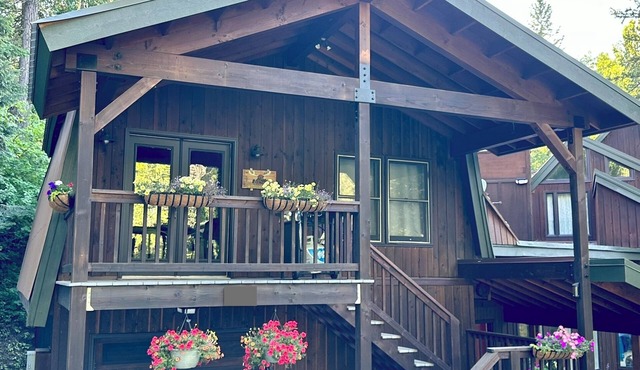 Moose Hollow - Glacier Park Getaway!