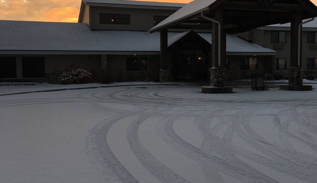 Moose Lake Lodge & Suites