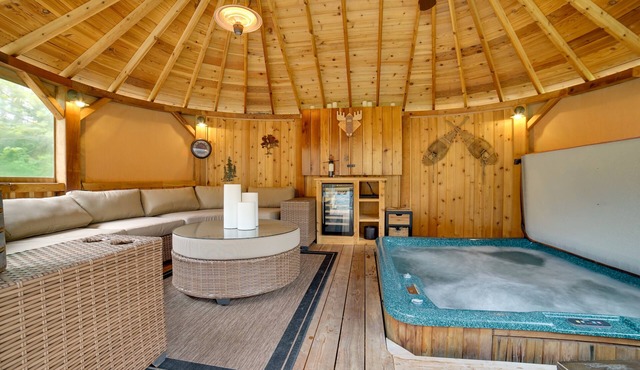 'Moose Lodge' Cabin w/Entertainment Gazebo!