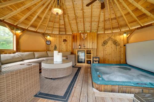 'Moose Lodge' Cabin w/Entertainment Gazebo!