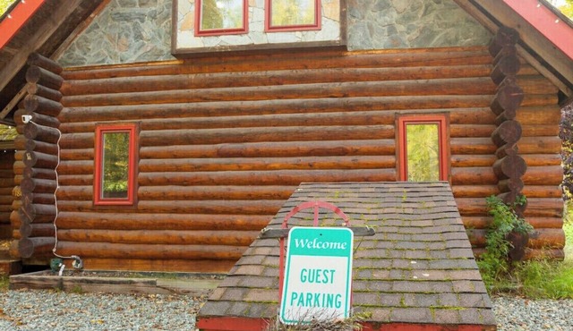 Moose Lodge Log Cabin and Chalet w/Hot Tub sleeps 16